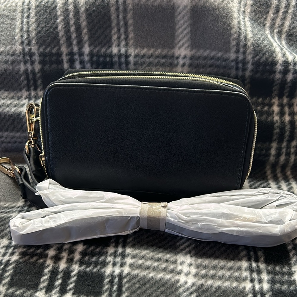 COPY - Adrienne Vittadini Studio  Cross body with charging pack - Picture 4 of 16